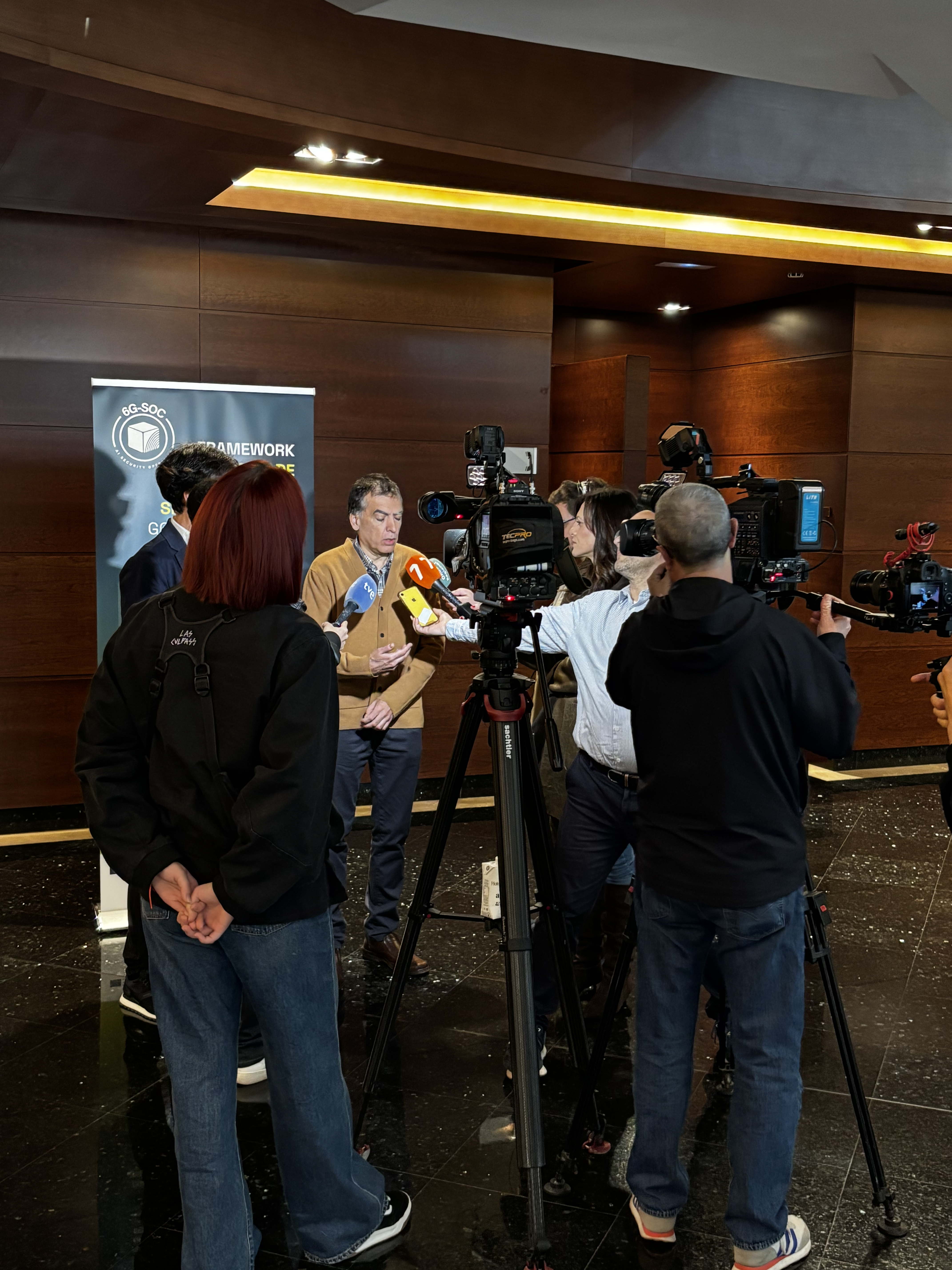 Cobertura mediática del evento sobre IA y ciberseguridad